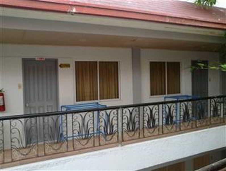 Queen\'S Beach Resort Manoc-Manoc Exteriör bild