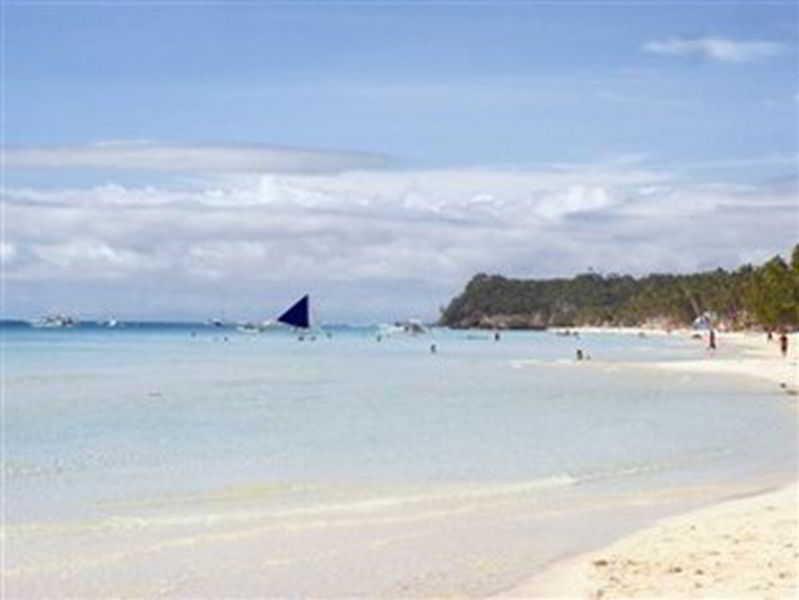 Queen\'S Beach Resort Manoc-Manoc Exteriör bild
