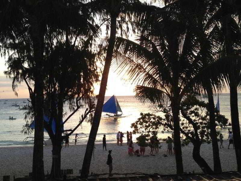 Queen\'S Beach Resort Manoc-Manoc Exteriör bild