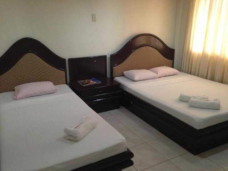 Queen\'S Beach Resort Manoc-Manoc Exteriör bild